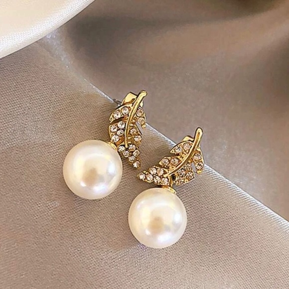 Rhinestone Leaf & Pearl Drop Earrings - Picture 3 of 4